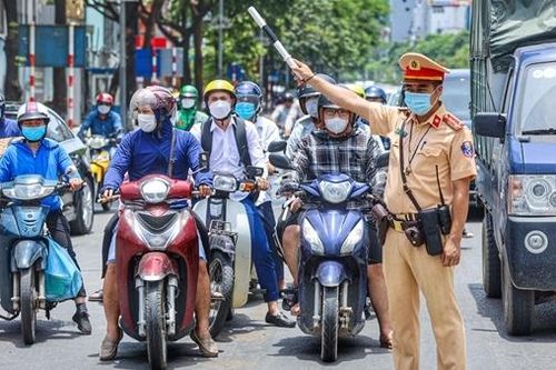 Chiến sĩ CSGT với ca trực trong nắng nóng gần 40 độ C