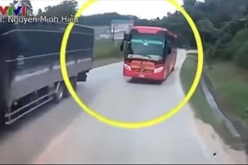 Hành khách thoát nạn nhờ tài xế xe đầu kéo đánh lái vào ta luy