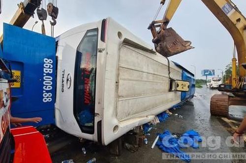 Lật xe khách kinh hoàng ở Đồng Nai, 8 người thương vong, nhiều người kêu cứu