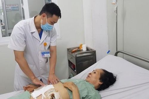 Đi ngoài ra máu cứ tưởng mắc bệnh trĩ, không ngờ ung thư nặng