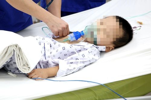 Bé trai 3 tuổi nguy kịch vì hóc miếng thịt tôm