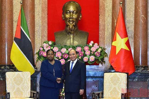 Hình ảnh Chủ tịch nước Nguyễn Xuân Phúc tiếp Chủ tịch Quốc hội nước Cộng hòa Mozambique