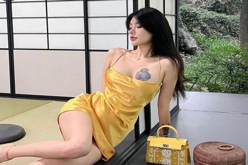 Hot girl khoe trọn hình xăm với váy ngủ khi đi uống trà