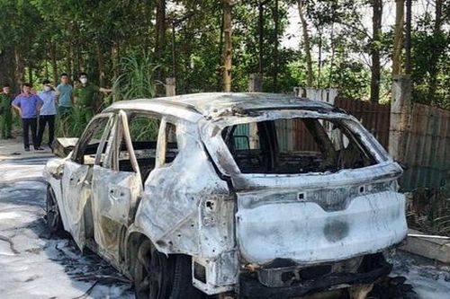 Ô tô bốc cháy, 1 người tử vong trên ghế lái