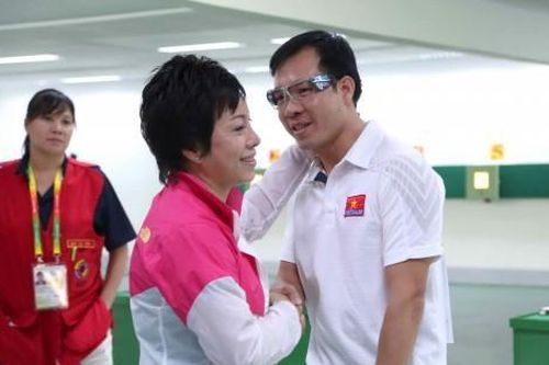 HLV Nguyễn Thị Nhung và xạ thủ Hoàng Xuân Vinh rút khỏi Liên đoàn bắn súng?