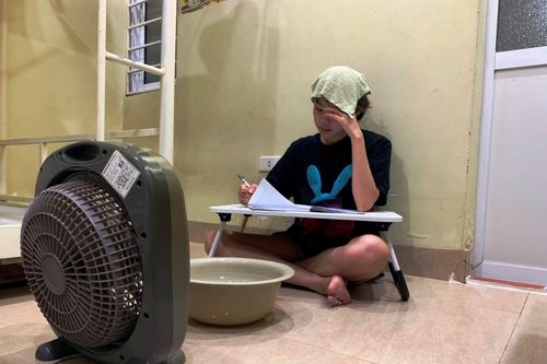 Sinh viên tìm nhiều cách 'vượt nóng' khi phòng trọ như… xông hơi
