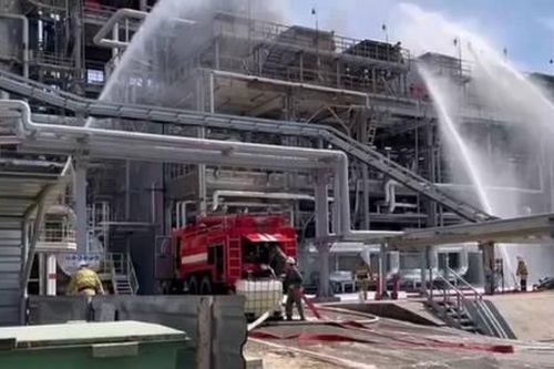 Nhà máy lọc dầu Nga bốc cháy dữ dội nghi do bị máy bay không người lái tấn công
