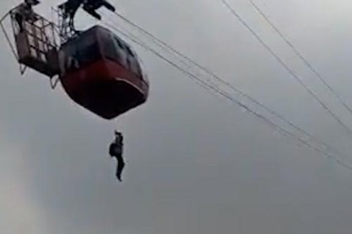 Hàng chục du khách lơ lửng giữa không trung do cáp treo gặp sự cố ở Ấn Độ
