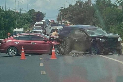 Hai xe ô tô nát phần đầu sau cú tông nhau trên quốc lộ, làm nhiều người bị thương