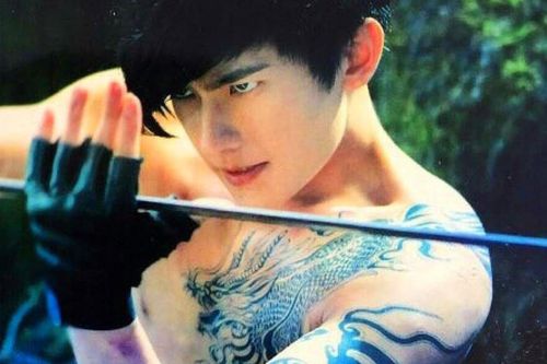'Good boy' Dương Dương khoe thân hình đầy hình xăm khiến dân tình lóa mắt