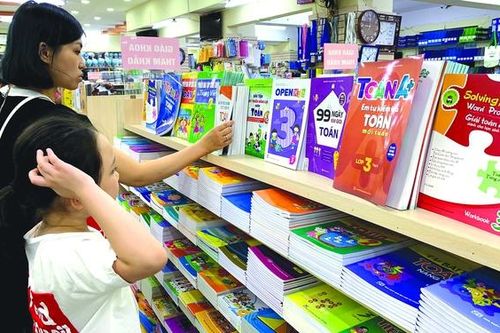 Chỉ thị giảm giá sách giáo khoa, không ép mua sách bài tập của Bộ GD-ĐT: Nhiều phụ huynh chỉ biết... cười trừ