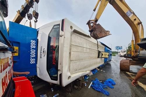Đồng Nai: Lật xe trên quốc lộ nhiều người thương vong