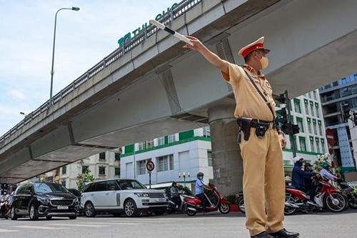 Cảnh sát giao thông Thủ đô phòng, chống tai nạn, ùn tắc giữa 'chảo lửa'