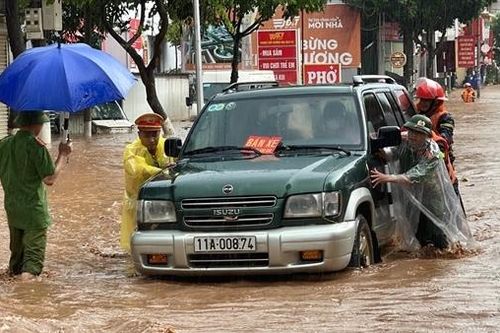 Mưa như trút nước, Công an Sơn La xuống đường giúp dân