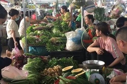 Người dân chật vật thắt chặt chi tiêu trước 'bão giá'