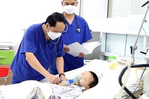Vật thể lạ trong đường thở khiến bé trai đột ngột khó thở, tím tái