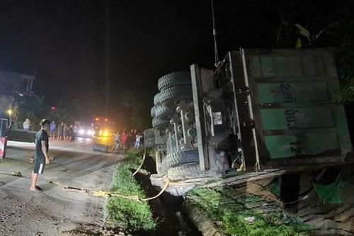 Tài xế xe khách lấn làn khiến xe tải bị lật phải có trách nhiệm bồi thường
