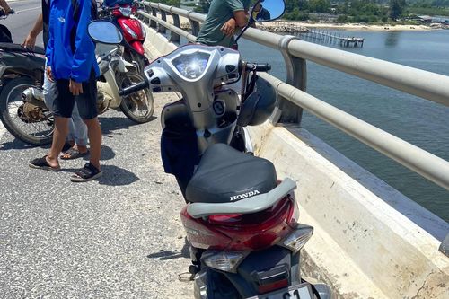 Quảng Trị: Nghi vấn cô gái bỏ lại đồ dùng cá nhân trên cầu và nhảy xuống sông