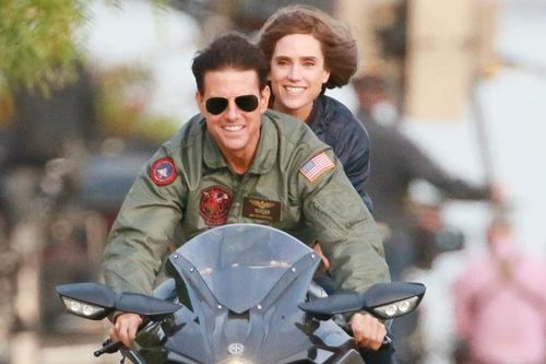 'Top Gun 2' đứng đầu phòng vé, cạnh tranh bộ phim được vỗ tay 12 phút