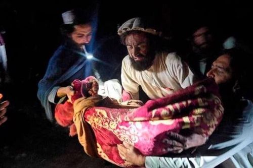 Nhân chứng động đất ở Afghanistan: 'Đi đâu cũng nghe tiếng than khóc'