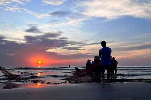 Ngư dân đi lùi 'kéo' mặt trời lên