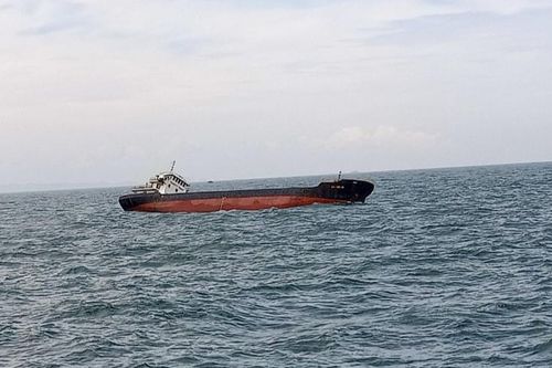 Hỗ trợ cứu nạn thuyền viên trên tàu bị chìm tại vùng biển Hải Phòng