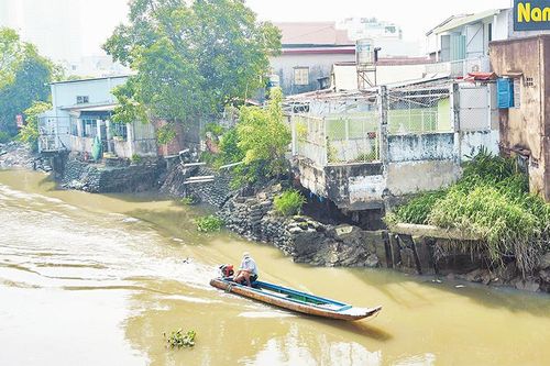 Nguy cơ sạt lở ven kênh, rạch