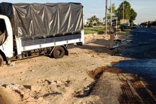 20 cảnh sát giải cứu tài xế mắc kẹt trong ca bin xe tải gặp tai nạn