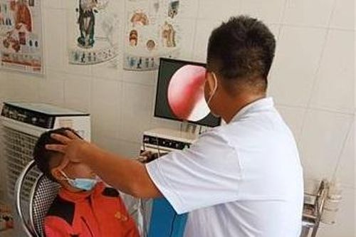 Gắp con đỉa dài khoảng 3cm trong mũi bệnh nhi 10 tuổi