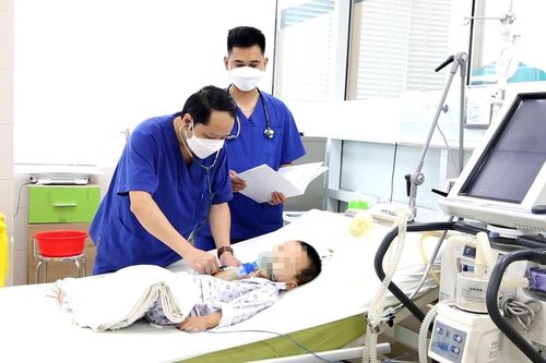 Bé 32 tháng tuổi đột ngột quấy khóc, khó thở tím tái phải nhập viện khẩn