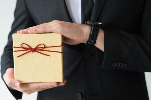 Sinh nhật, chồng tặng món quà nhỏ xinh khiến vợ khóc không thành tiếng