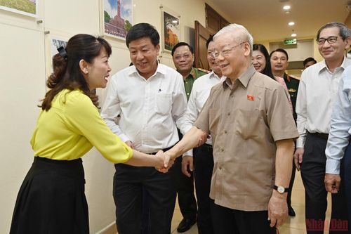 Hình ảnh Tổng Bí thư Nguyễn Phú Trọng tiếp xúc cử tri sau kỳ họp Quốc hội
