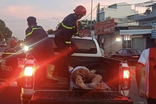 Cứu tài xế mắc kẹt trong vụ TNGT khiến 2 người thương vong