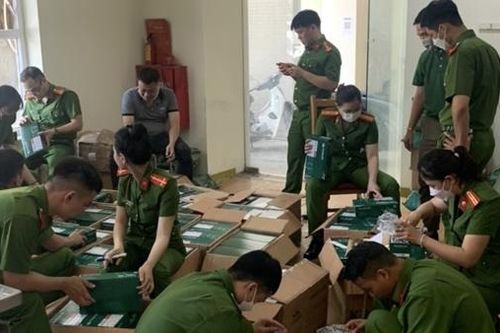 Biến khóa trôi nổi thành hàng hiệu rồi lên mạng bán