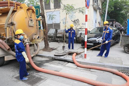Thoát nước khu vực nội thành Hà Nội: Còn không ít khó khăn...