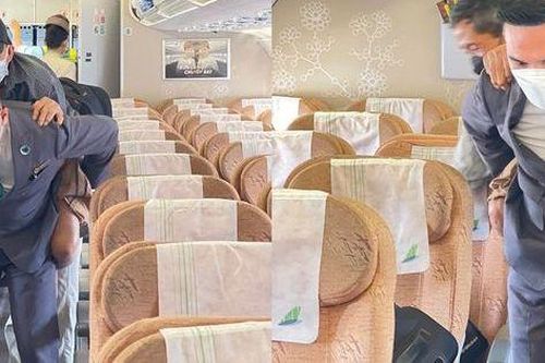 Rưng rưng câu chuyện cụ ông 70 tuổi cõng cha già 90 tuổi lên máy bay