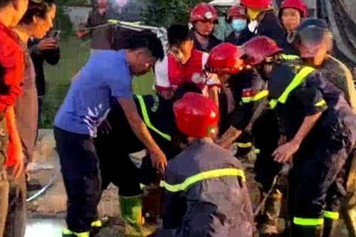 Hơn 20 cảnh sát giải cứu tài xế mắc kẹt sau va chạm giao thông ở Thừa Thiên Huế