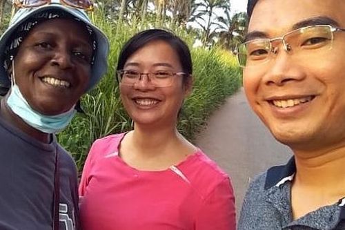 Cô gái Hải Dương theo chồng sang Angola làm bác sĩ, ngày khám chữa bệnh, tối làm nông dân