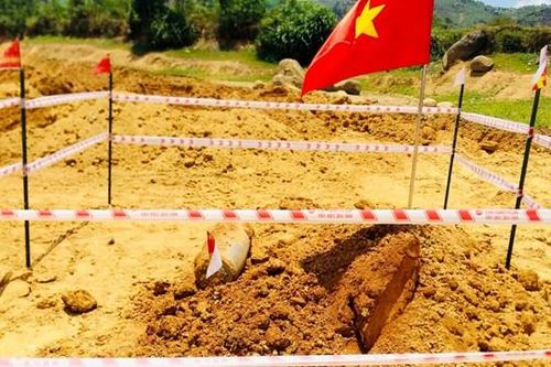 Hà Tĩnh: Phát hiện quả bom 'khủng' khi đang nạo vét đập