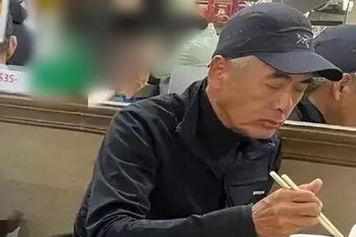 Châu Nhuận Phát gầy gò, chậm chạp