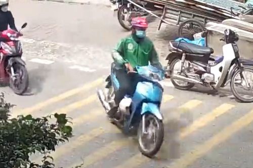 Hai người đàn ông lấy trộm xe máy ở Hà Nội