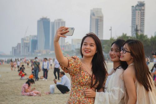 Du khách đổ xô đến miền Trung dịp hè