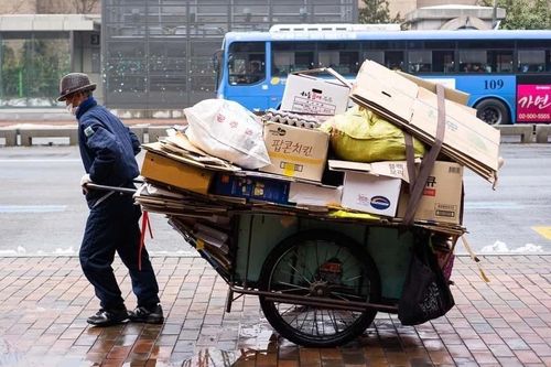 Người già nghèo Hàn Quốc sống mòn vì bão giá