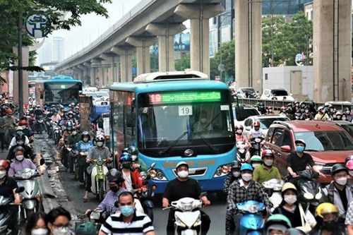 Phân làn ô-tô, xe máy bằng dải phân cách cứng trên đường Nguyễn Trãi