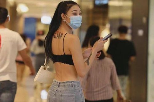 Chị em mắc 'tội lỗi hồn nhiên' khi mặc áo lót nơi công cộng