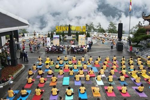 Ấn tượng màn đồng diễn Yoga trên đỉnh Fansipan