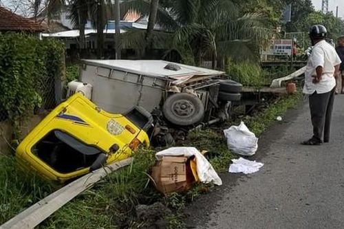 Xe tải nổ lốp tông sập taluy rồi lật ngang xuống rạch
