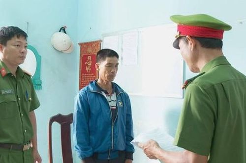 Sẵn có hơi men, cha dùng kéo đâm thủng bụng con
