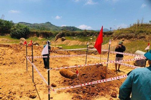 Phát hiện quả bom 'khủng' khi nạo vét đập