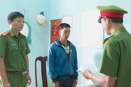 Cãi vã, cha dùng kéo đâm con trai suýt chết
